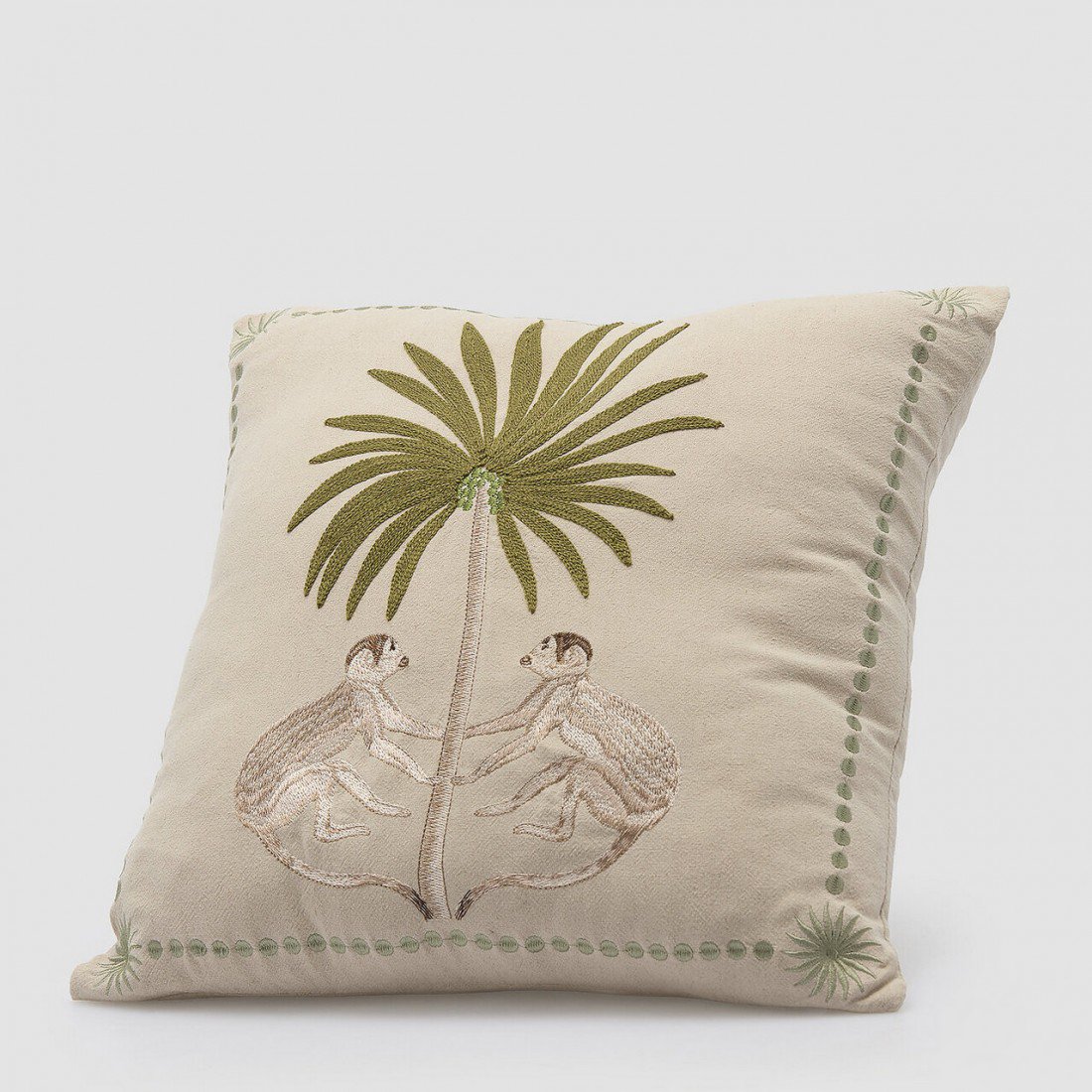 cojin-bordado-mono-palmera